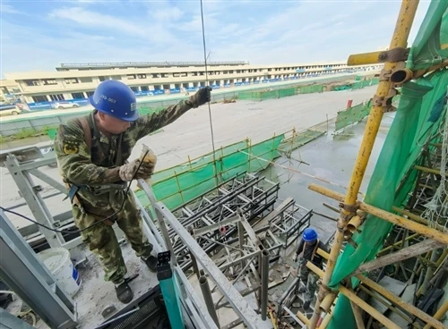 Instalación in situ de un polipasto de construcción para materiales de pasajeros finalizada con é...